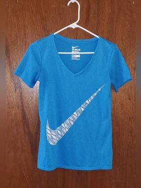 Nike Women’s Blue V-Neck T Shirt Sz Small